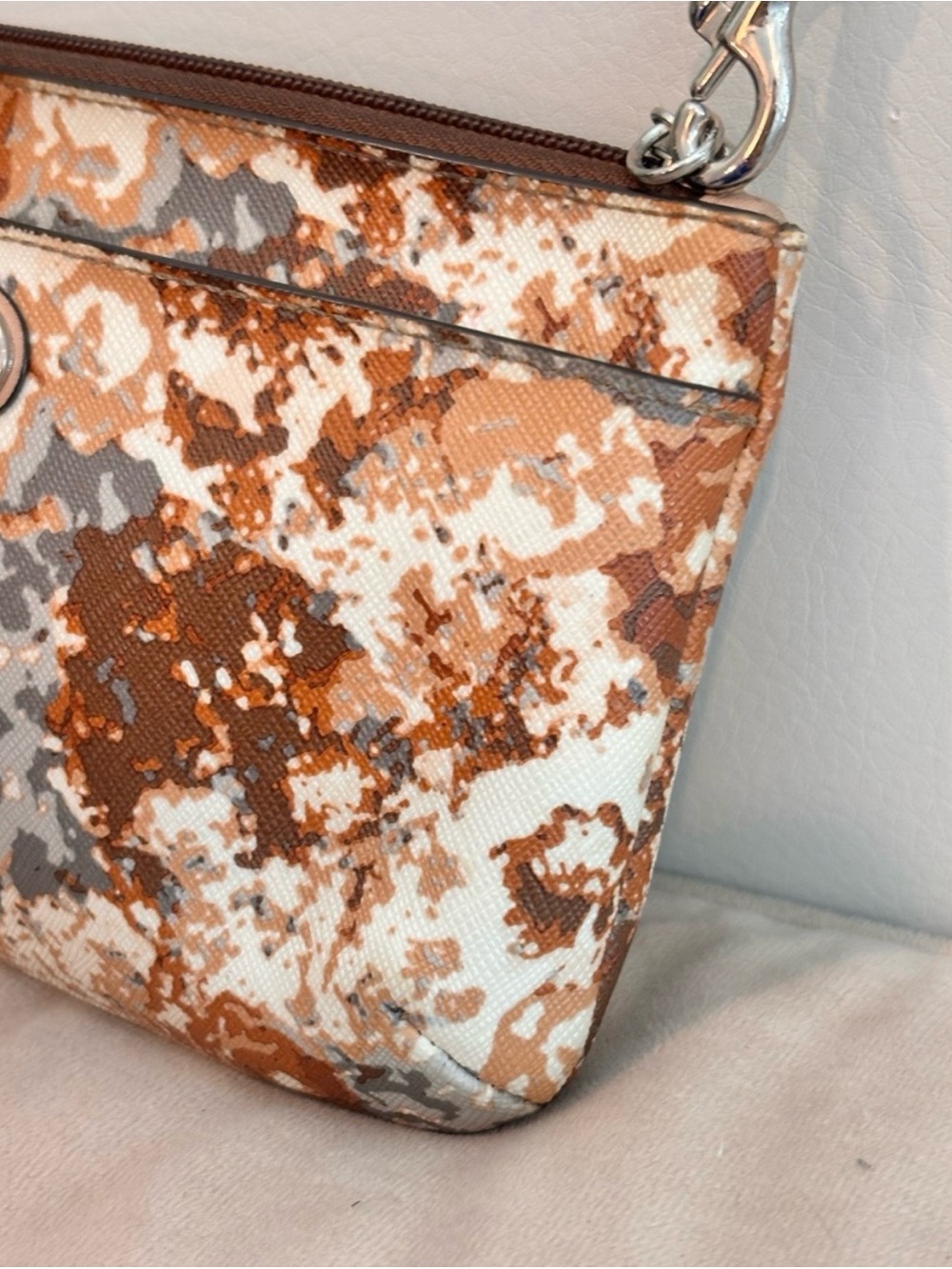 🌸🌼Beautiful Floral Coach Peyton Wristlet 🌼🌸 - Picture 4 of 12